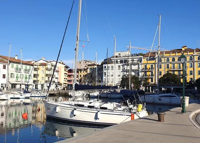 Charming & Parking By Anthea Homes *